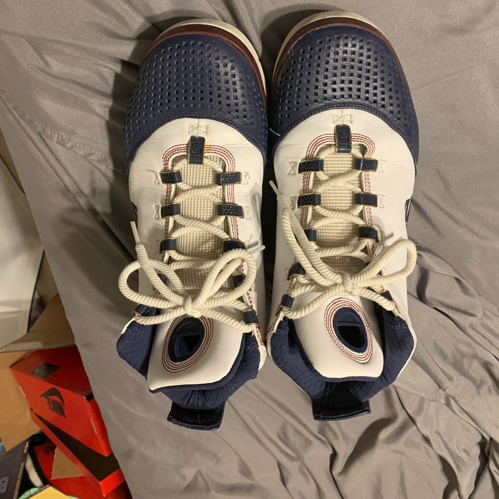 Lebron Zoom 2 navy gold an white size 11.5